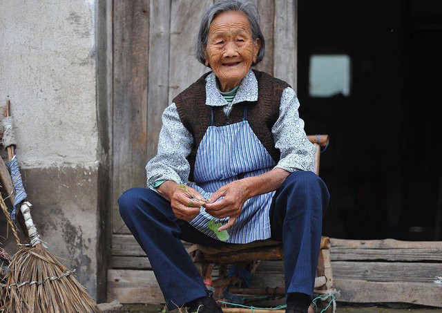 Dàn con trai, con gái đùn đẩy nhau, từ chối chăm sóc mẹ già, con rể nói một câu khiến tất cả cúi đầu xấu hổ - Ảnh 2. Dàn con trai, con gái đùn đẩy nhau, từ chối chăm sóc mẹ già, con rể nói một câu khiến tất cả cúi đầu xấu hổ - Ảnh 2.
