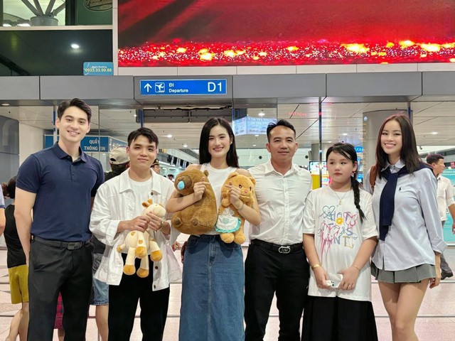 Bố đẻ tiễn Ý Nhi thi Miss World, bạn trai vắng mặt khiến fan thắc mắc- Ảnh 6. Bố đẻ tiễn Ý Nhi thi Miss World, bạn trai vắng mặt khiến fan thắc mắc- Ảnh 6.