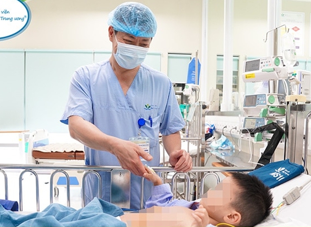 Bé trai bị cán qua người ở Nam Định hồi phục tốt, sắp được xuất viện- Ảnh 1. Bé trai bị cán qua người ở Nam Định hồi phục tốt, sắp được xuất viện- Ảnh 1.