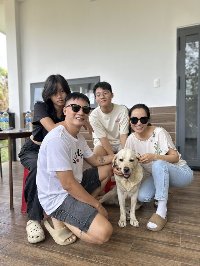 Nam ca sĩ điển trai quê Nam Định lấy tiểu thư nhà đại gia miền Tây sau 19 năm có cuộc sống ra sao?- Ảnh 8. Nam ca sĩ điển trai quê Nam Định lấy tiểu thư nhà đại gia miền Tây sau 19 năm có cuộc sống ra sao?- Ảnh 8.