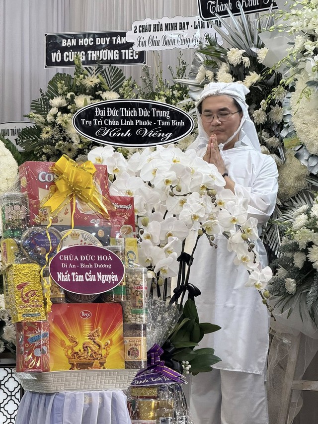 MC Đại Nghĩa nén đau thương, lo trọn vẹn tang sự cho mẹ- Ảnh 2. MC Đại Nghĩa nén đau thương, lo trọn vẹn tang sự cho mẹ- Ảnh 2.