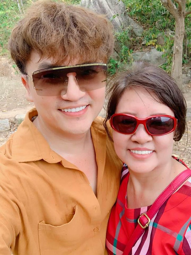 MC Đại Nghĩa nén đau thương, lo trọn vẹn tang sự cho mẹ- Ảnh 3. MC Đại Nghĩa nén đau thương, lo trọn vẹn tang sự cho mẹ- Ảnh 3.