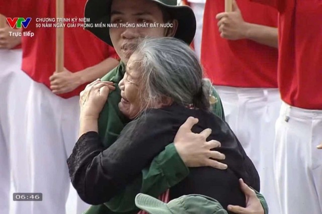 Đạo diễn kể chuyện ca khúc Màu hoa đỏ 'suýt' không có trong kỷ niệm 50 năm Ngày Giải phóng miền Nam, thống nhất đất nước- Ảnh 3. Đạo diễn kể chuyện ca khúc Màu hoa đỏ 'suýt' không có trong kỷ niệm 50 năm Ngày Giải phóng miền Nam, thống nhất đất nước- Ảnh 3.