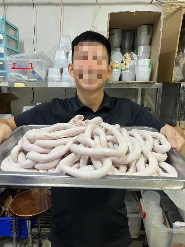 Vụ lòng se điếu dài 40m: Hà Nội, TP. HCM cùng vào cuộc xác minh nguồn gốc, chất lượng lòng se điếu tại các cơ sở quán Lòng Chát- Ảnh 3. Vụ lòng se điếu dài 40m: Hà Nội, TP. HCM cùng vào cuộc xác minh nguồn gốc, chất lượng lòng se điếu tại các cơ sở quán Lòng Chát- Ảnh 3.
