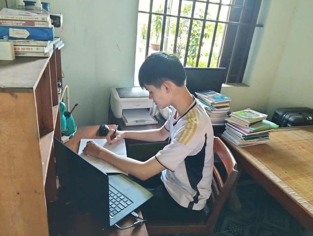 Nam sinh trường huyện 3 lần thi đánh giá tư duy, ‘bứt tốc’ trở thành thủ khoa toàn quốc- Ảnh 3. Nam sinh trường huyện 3 lần thi đánh giá tư duy, ‘bứt tốc’ trở thành thủ khoa toàn quốc- Ảnh 3.