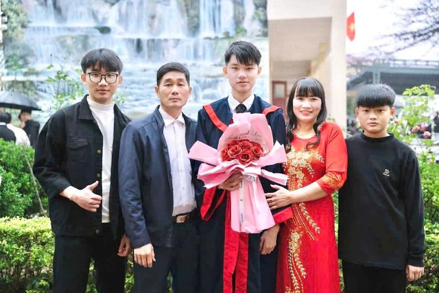 Nam sinh trường huyện 3 lần thi đánh giá tư duy, ‘bứt tốc’ trở thành thủ khoa toàn quốc- Ảnh 4. Nam sinh trường huyện 3 lần thi đánh giá tư duy, ‘bứt tốc’ trở thành thủ khoa toàn quốc- Ảnh 4.