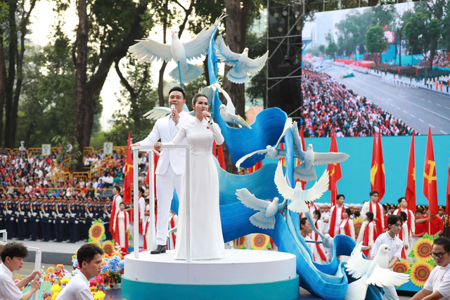 Đạo diễn kể chuyện ca khúc Màu hoa đỏ 'suýt' không có trong kỷ niệm 50 năm Ngày Giải phóng miền Nam, thống nhất đất nước- Ảnh 1. Đạo diễn kể chuyện ca khúc Màu hoa đỏ 'suýt' không có trong kỷ niệm 50 năm Ngày Giải phóng miền Nam, thống nhất đất nước- Ảnh 1.