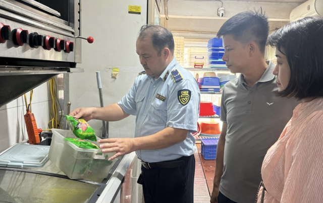 Vụ lòng se điếu dài 40m: Chủ quán Lòng Chát chưa xuất trình được các giấy tờ chứng minh nguồn gốc bộ lòng mua từ một năm trước - Ảnh 2. Vụ lòng se điếu dài 40m: Chủ quán Lòng Chát chưa xuất trình được các giấy tờ chứng minh nguồn gốc bộ lòng mua từ một năm trước - Ảnh 2.