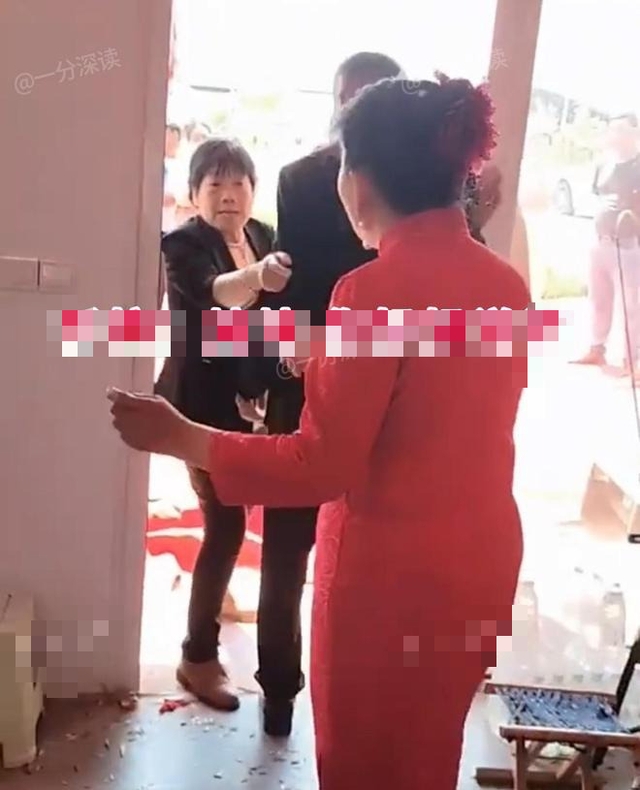Nam thanh niên cao to đẹp trai giấu gia đình cưới người phụ nữ U60, mẹ 'tăng xông' lao đến nhà gái nói một câu chua xót- Ảnh 2. Nam thanh niên cao to đẹp trai giấu gia đình cưới người phụ nữ U60, mẹ 'tăng xông' lao đến nhà gái nói một câu chua xót- Ảnh 2.