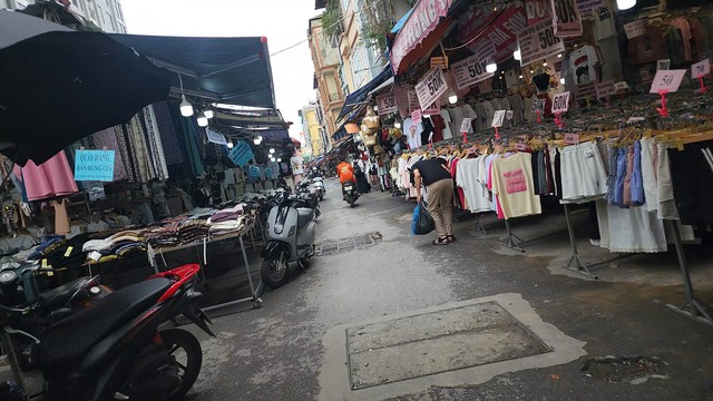 Chợ nhà Xanh - nơi được mệnh danh là 'thiên đường mua sắm' ảm đạm đến lạ thường!- Ảnh 6. Chợ nhà Xanh - nơi được mệnh danh là 'thiên đường mua sắm' ảm đạm đến lạ thường!- Ảnh 6.