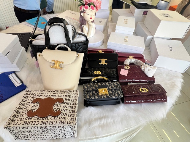 Công ty TNHH Sản xuất và Đầu tư Tinna Lê Make Up kinh doanh hàng trăm sản phẩm mỹ phẩm nhập lậu- Ảnh 4. Công ty TNHH Sản xuất và Đầu tư Tinna Lê Make Up kinh doanh hàng trăm sản phẩm mỹ phẩm nhập lậu- Ảnh 4.