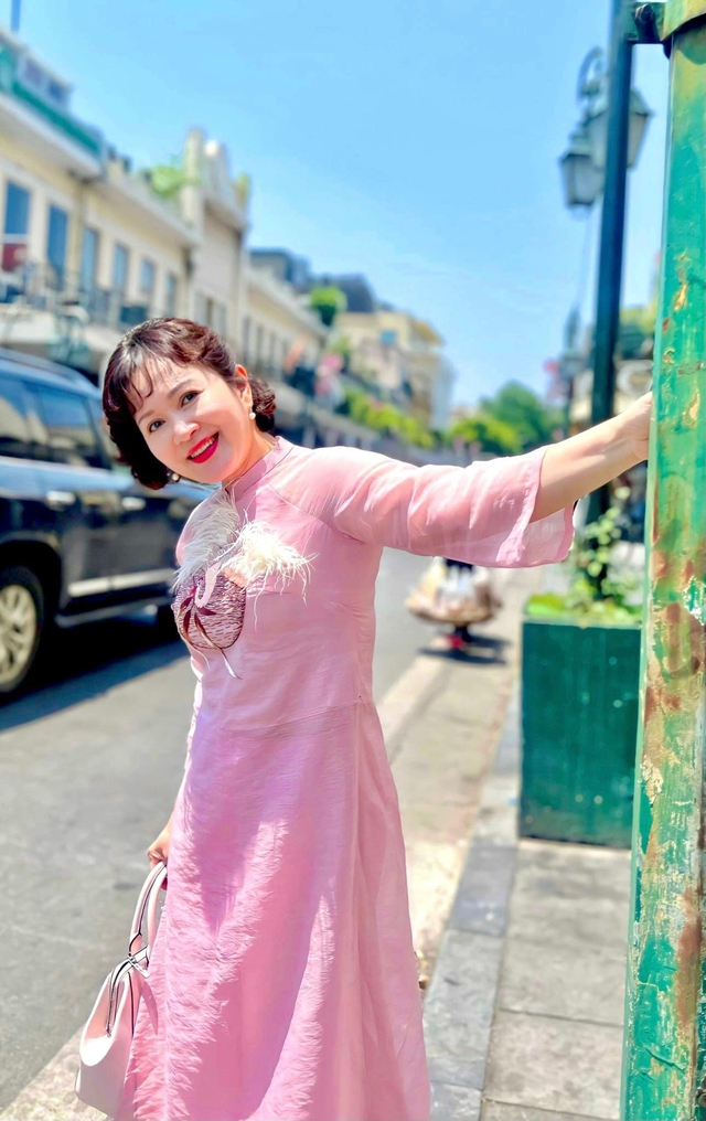 Vẻ đẹp ở tuổi hưu của nữ NSND là nguyên Phó Giám đốc Nhà hát Kịch Hà Nội - Ảnh 5. Vẻ đẹp ở tuổi hưu của nữ NSND là nguyên Phó Giám đốc Nhà hát Kịch Hà Nội - Ảnh 5.