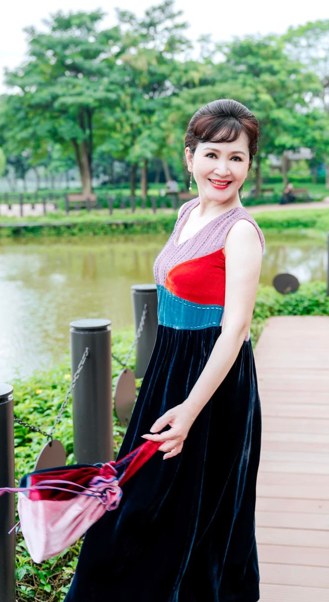 Vẻ đẹp ở tuổi hưu của nữ NSND là nguyên Phó Giám đốc Nhà hát Kịch Hà Nội - Ảnh 6. Vẻ đẹp ở tuổi hưu của nữ NSND là nguyên Phó Giám đốc Nhà hát Kịch Hà Nội - Ảnh 6.