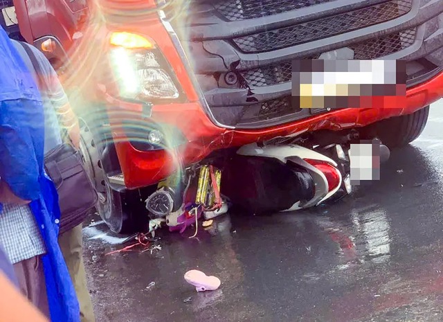 4 người trong một gia đình thương vong khi xe máy mất lái, lao vào container ở Hậu Giang- Ảnh 1.