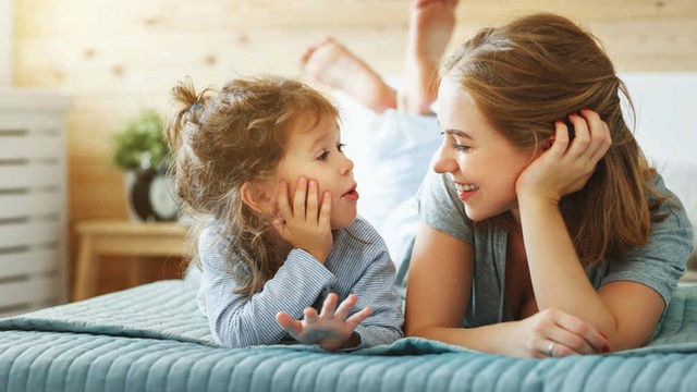 Mới 3 tuổi đã học nói câu 'đánh đòn', 5 tuổi đã biết 'hút thuốc': Con bạn đang 'quay phim' cuộc đời bạn mỗi ngày - Ảnh 1. Mới 3 tuổi đã học nói câu 'đánh đòn', 5 tuổi đã biết 'hút thuốc': Con bạn đang 'quay phim' cuộc đời bạn mỗi ngày - Ảnh 1.