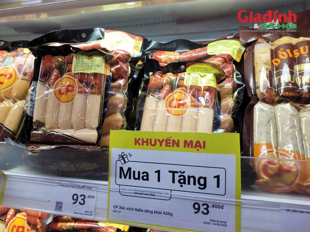 Sau Công ty C.P. Việt Nam bị 'tố' sử dụng lợn bệnh: Các sản phẩm từ thịt của C.P. vừa giảm giá, vừa mua 1 tặng 1, quầy hàng vẫn vắng khách - Ảnh 4. Sau Công ty C.P. Việt Nam bị 'tố' sử dụng lợn bệnh: Các sản phẩm từ thịt của C.P. vừa giảm giá, vừa mua 1 tặng 1, quầy hàng vẫn vắng khách - Ảnh 4.