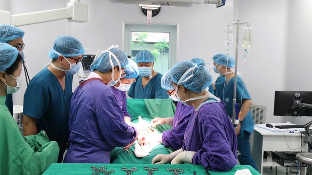 Thót tim cấp cứu cho mẹ con sản phụ bị sa dây rau, suy thai nghiêm trọng- Ảnh 1. Thót tim cấp cứu cho mẹ con sản phụ bị sa dây rau, suy thai nghiêm trọng- Ảnh 1.