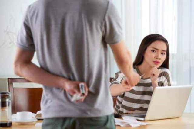 Chồng tôi hào phóng với cả thiên hạ nhưng lại chi li đến phát sợ với vợ con - Ảnh 1. Chồng tôi hào phóng với cả thiên hạ nhưng lại chi li đến phát sợ với vợ con - Ảnh 1.