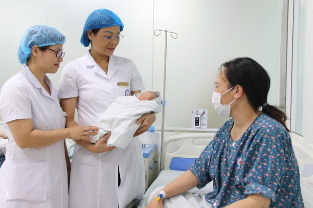 Thót tim cấp cứu cho mẹ con sản phụ bị sa dây rau, suy thai nghiêm trọng- Ảnh 2. Thót tim cấp cứu cho mẹ con sản phụ bị sa dây rau, suy thai nghiêm trọng- Ảnh 2.