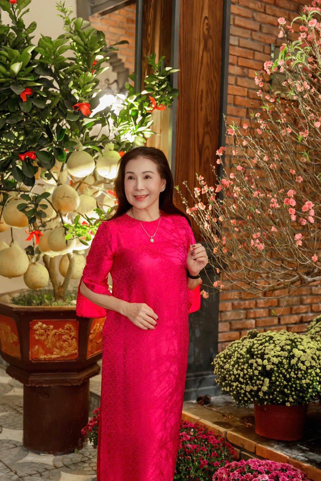 Nữ NSND được MC Nguyên Khang gọi là mỹ nhân sân khấu kịch, hiện tại ở tuổi xế chiều có sắc vóc ra sao?- Ảnh 7. Nữ NSND được MC Nguyên Khang gọi là mỹ nhân sân khấu kịch, hiện tại ở tuổi xế chiều có sắc vóc ra sao?- Ảnh 7.