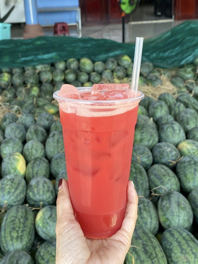 Thực hư về nước ép dưa hấu giá ‘siêu rẻ’ bán đầy thị trường - Ảnh 2. Thực hư về nước ép dưa hấu giá ‘siêu rẻ’ bán đầy thị trường - Ảnh 2.