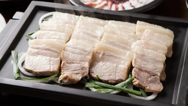 Cách luộc thịt trắng hồng, không bị thâm đen, giữ nguyên vị ngọt- Ảnh 1. Cách luộc thịt trắng hồng, không bị thâm đen, giữ nguyên vị ngọt- Ảnh 1.