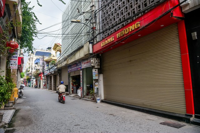 Nhiều cơ sở sản xuất hàng hóa may mặc tại một xã ở Nam Định bỗng nhiên đóng cửa, không khí ảm đạm- Ảnh 2. Nhiều cơ sở sản xuất hàng hóa may mặc tại một xã ở Nam Định bỗng nhiên đóng cửa, không khí ảm đạm- Ảnh 2.