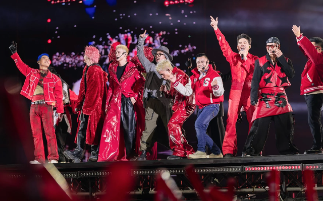 Tự Long và dàn nghệ sĩ ' Anh trai ' , ' Chị đẹp ' bùng nổ tại Y - Concert - Ảnh 1. Tự Long và dàn nghệ sĩ ' Anh trai ' , ' Chị đẹp ' bùng nổ tại Y - Concert - Ảnh 1.