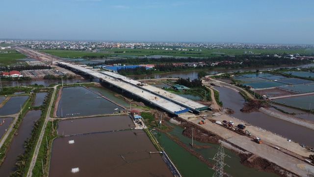 Công nhân phơi mình trong chảo lửa để thi công tuyến đường 6.400 tỷ đồng ở Nam Định- Ảnh 3. Công nhân phơi mình trong chảo lửa để thi công tuyến đường 6.400 tỷ đồng ở Nam Định- Ảnh 3.