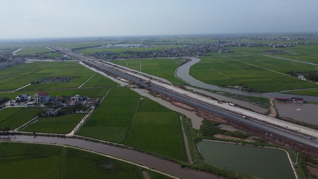 Công nhân phơi mình trong chảo lửa để thi công tuyến đường 6.400 tỷ đồng ở Nam Định- Ảnh 1. Công nhân phơi mình trong chảo lửa để thi công tuyến đường 6.400 tỷ đồng ở Nam Định- Ảnh 1.