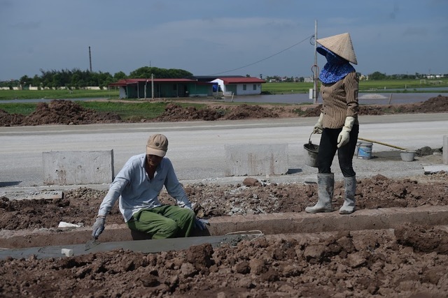 Công nhân phơi mình trong chảo lửa để thi công tuyến đường 6.400 tỷ đồng ở Nam Định- Ảnh 5. Công nhân phơi mình trong chảo lửa để thi công tuyến đường 6.400 tỷ đồng ở Nam Định- Ảnh 5.