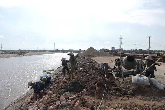 Công nhân phơi mình trong chảo lửa để thi công tuyến đường 6.400 tỷ đồng ở Nam Định- Ảnh 13. Công nhân phơi mình trong chảo lửa để thi công tuyến đường 6.400 tỷ đồng ở Nam Định- Ảnh 13.