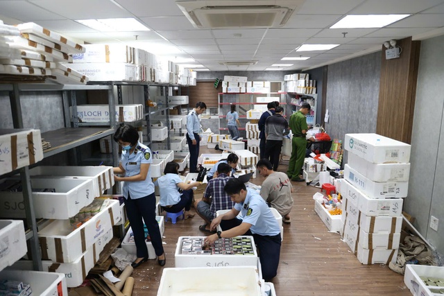 Hà Nội: Phát hiện nhiều thực phẩm chức năng, mỹ phẩm có dấu nhập lậu- Ảnh 2. Hà Nội: Phát hiện nhiều thực phẩm chức năng, mỹ phẩm có dấu nhập lậu- Ảnh 2.