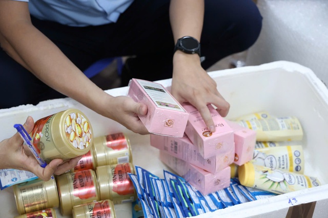 Hà Nội: Phát hiện nhiều thực phẩm chức năng, mỹ phẩm có dấu nhập lậu- Ảnh 6. Hà Nội: Phát hiện nhiều thực phẩm chức năng, mỹ phẩm có dấu nhập lậu- Ảnh 6.