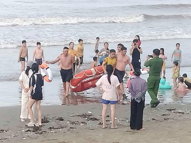 Công an xã liều mình cứu người giữa sóng dữ- Ảnh 1. Công an xã liều mình cứu người giữa sóng dữ- Ảnh 1.