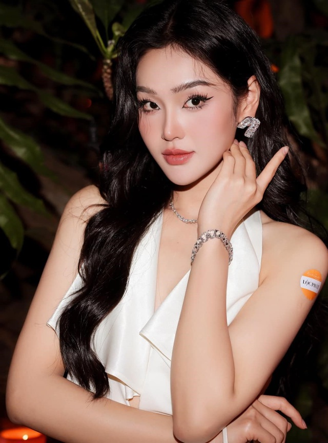 Nữ diễn viên quê Thanh Hóa và mối tình thầm kín gây đang gây tranh cãi trong "Dịu dàng màu nắng" - Ảnh 7. Nữ diễn viên quê Thanh Hóa và mối tình thầm kín gây đang gây tranh cãi trong "Dịu dàng màu nắng" - Ảnh 7.