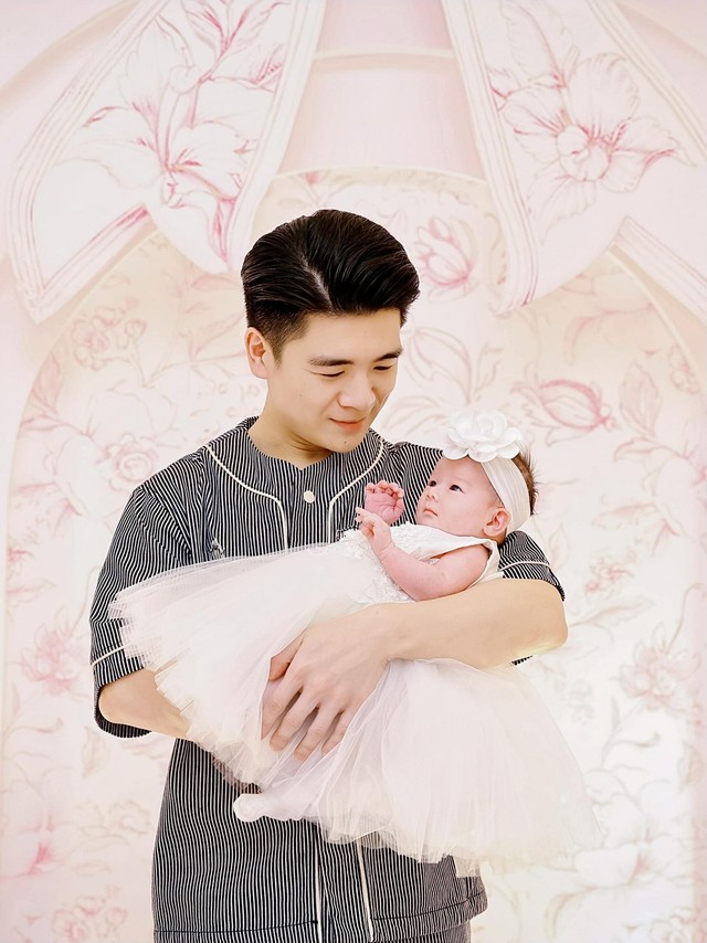 Anh chồng Đỗ Mỹ Linh khoe dung mạo con gái thứ 3, chủ tịch ACB Trần Hùng Huy phải thừa nhận một điều - Ảnh 1. Anh chồng Đỗ Mỹ Linh khoe dung mạo con gái thứ 3, chủ tịch ACB Trần Hùng Huy phải thừa nhận một điều - Ảnh 1.