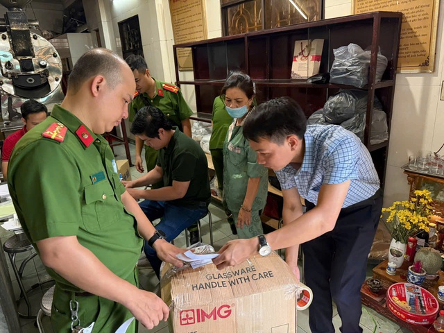 Huế 'mạnh tay' với các hành vi buôn bán hàng giả, không rõ nguồn gốc- Ảnh 1. Huế 'mạnh tay' với các hành vi buôn bán hàng giả, không rõ nguồn gốc- Ảnh 1.