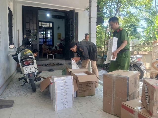 Huế 'mạnh tay' với các hành vi buôn bán hàng giả, không rõ nguồn gốc- Ảnh 2. Huế 'mạnh tay' với các hành vi buôn bán hàng giả, không rõ nguồn gốc- Ảnh 2.