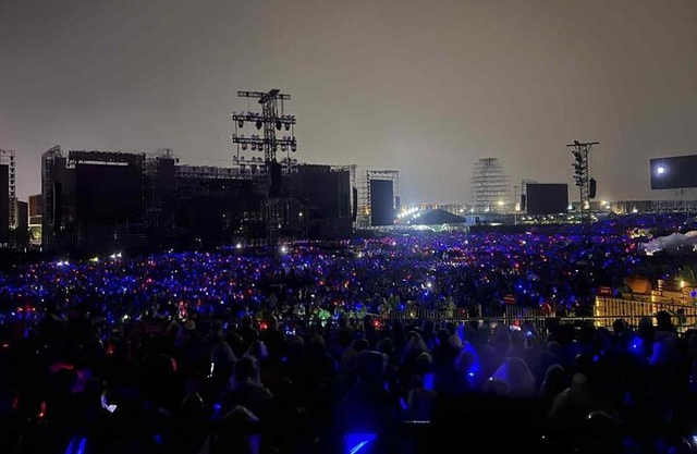 Concert 'Anh trai vượt ngàn chông gai' gây tranh cãi chuyện con trai Bằng Kiều biểu diễn trong mưa gió - Ảnh 1. Concert 'Anh trai vượt ngàn chông gai' gây tranh cãi chuyện con trai Bằng Kiều biểu diễn trong mưa gió - Ảnh 1.