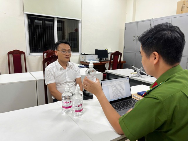Hà Nội: Phó chủ tịch UBND thị trấn Chúc Sơn bị bắt vì sản xuất cồn giả- Ảnh 1. Hà Nội: Phó chủ tịch UBND thị trấn Chúc Sơn bị bắt vì sản xuất cồn giả- Ảnh 1.