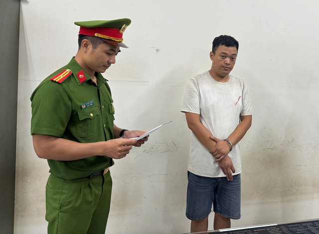 Tạm giữ hình sự tài xế taxi vụ 'chặt chém' 2 người đồng bào dân tộc ở Hà Nội- Ảnh 1. Tạm giữ hình sự tài xế taxi vụ 'chặt chém' 2 người đồng bào dân tộc ở Hà Nội- Ảnh 1.