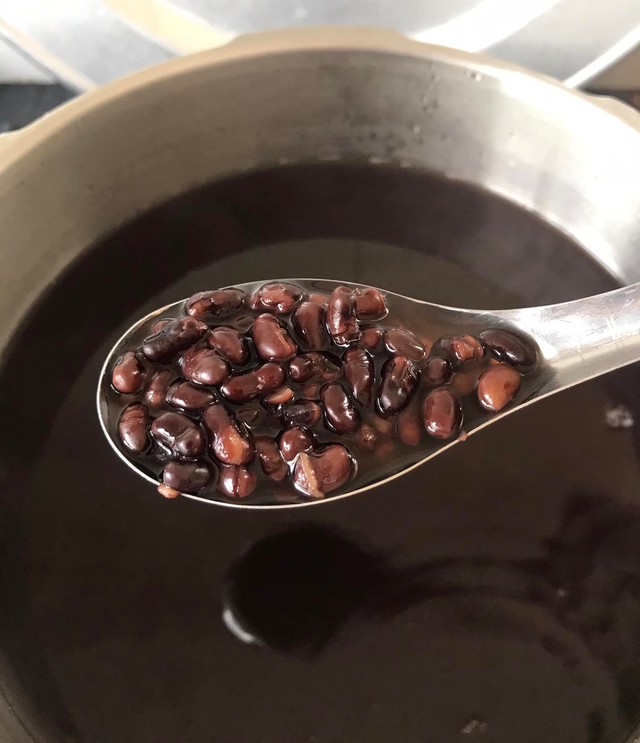 Đỗ đen giá siêu rẻ, tốt cho người tiểu đường gây ‘sốt’ ngày hè: Nấu chè chỉ thêm bước này là nhanh nhừ, bùi ngậy, thơm phức- Ảnh 6. Đỗ đen giá siêu rẻ, tốt cho người tiểu đường gây ‘sốt’ ngày hè: Nấu chè chỉ thêm bước này là nhanh nhừ, bùi ngậy, thơm phức- Ảnh 6.