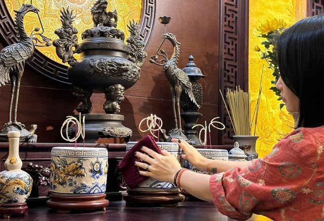 Những điều cấm kỵ khi lau chùi lư hương để bảo vệ tài lộc, may mắn cho gia đình- Ảnh 2. Những điều cấm kỵ khi lau chùi lư hương để bảo vệ tài lộc, may mắn cho gia đình- Ảnh 2.
