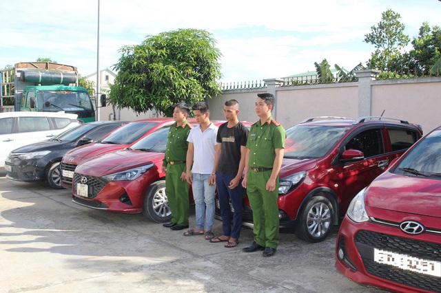 Bắt hai đối tượng làm giả giấy tờ xe, lừa đảo hơn 5 tỷ đồng- Ảnh 2. Bắt hai đối tượng làm giả giấy tờ xe, lừa đảo hơn 5 tỷ đồng- Ảnh 2.
