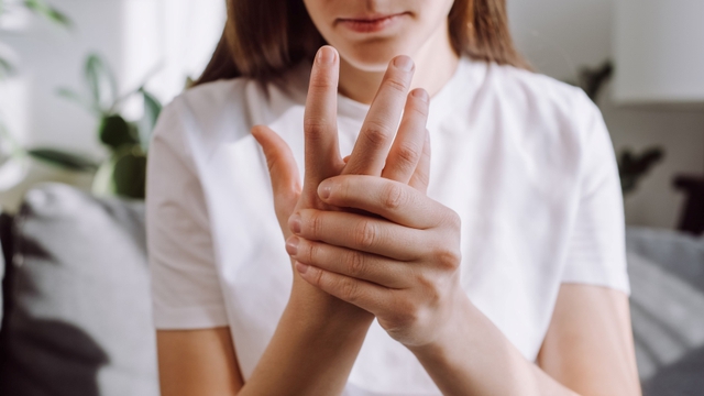 Người phụ nữ 31 tuổi ở Hà Nội bất ngờ liệt tứ chi từ dấu hiệu nhiều người Việt bỏ qua - Ảnh 3.