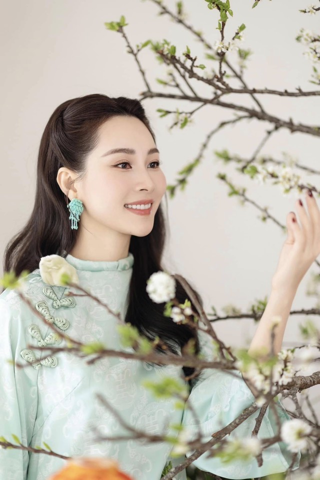 Khác với Á hậu Phương Nhi, 2 Hoa hậu Việt Nam này lấy chồng hào môn vẫn tích cực xuất hiện trên mạng xã hội- Ảnh 3. Khác với Á hậu Phương Nhi, 2 Hoa hậu Việt Nam này lấy chồng hào môn vẫn tích cực xuất hiện trên mạng xã hội- Ảnh 3.