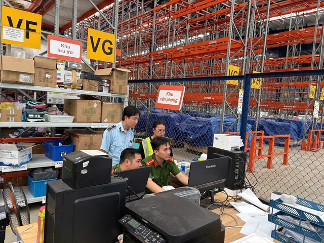 Công ty Cổ phần Chuỗi cung ứng Thương mại Á Châu kinh doanh hàng trăm ngàn mỹ phẩm, hàng thời trang, gia dụng không rõ xuất xứ - Ảnh 2. Công ty Cổ phần Chuỗi cung ứng Thương mại Á Châu kinh doanh hàng trăm ngàn mỹ phẩm, hàng thời trang, gia dụng không rõ xuất xứ - Ảnh 2.