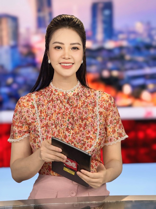 BTV Chuyển động 24h là Á hậu Hoa hậu Việt Nam, theo nghề báo vì đam mê - Ảnh 3. BTV Chuyển động 24h là Á hậu Hoa hậu Việt Nam, theo nghề báo vì đam mê - Ảnh 3.