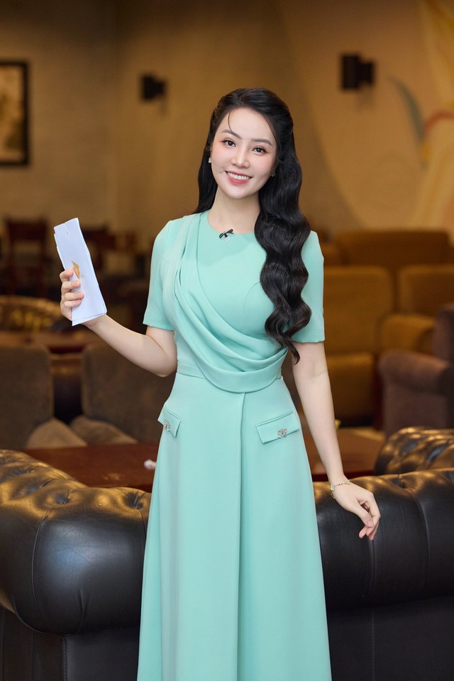 BTV Chuyển động 24h là Á hậu Hoa hậu Việt Nam, theo nghề báo vì đam mê - Ảnh 5. BTV Chuyển động 24h là Á hậu Hoa hậu Việt Nam, theo nghề báo vì đam mê - Ảnh 5.